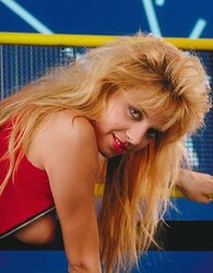 Blondie displaying off her cute assets