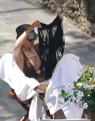 Kylie Minogue torrid culo in bikini