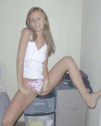 SUPER-CUTE THIN INEXPERIENCED LINDSAY