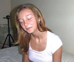 SUPER-CUTE THIN INEXPERIENCED LINDSAY