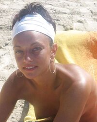 Les jeunes salopes en swimsuit et without bra