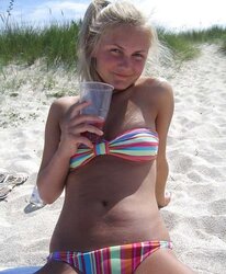 Les jeunes salopes en swimsuit et without bra