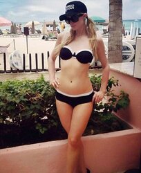 Paris Hilton mega bevy