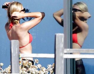 Paris Hilton mega bevy