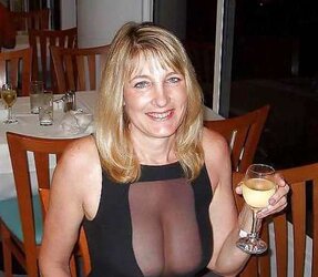 FABULOUS NEIGHBOR MISCHIEVOUS HOUSEWIFE MUMMY ENJOYS WATCH-THRU SCREWS