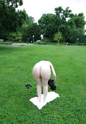 Mittem im Park ganz nackt und geil
