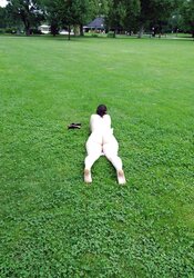 Mittem im Park ganz nackt und geil