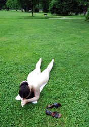 Mittem im Park ganz nackt und geil