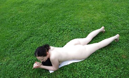 Mittem im Park ganz nackt und geil