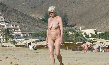 088 Bare on the beach Desnudas en la playa