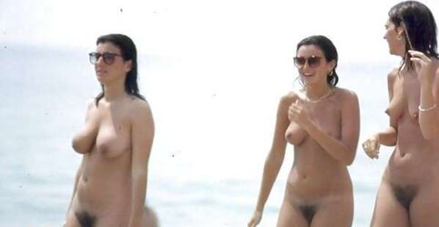 088 Bare on the beach Desnudas en la playa