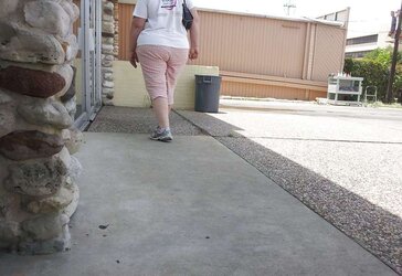 Una Abuela Gorda con Pantalon Rosa