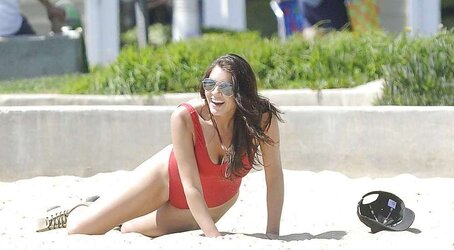 Imogen Thomas on a beach lovin’ the Californian sunshine