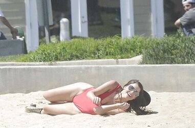 Imogen Thomas on a beach lovin’ the Californian sunshine