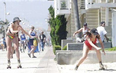 Imogen Thomas on a beach lovin’ the Californian sunshine