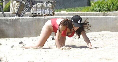 Imogen Thomas on a beach lovin’ the Californian sunshine