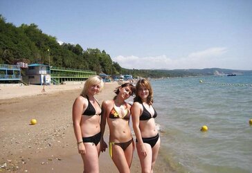BEAUTIFUL FEMMES IN SUPER-HOT SWIMSUITS II