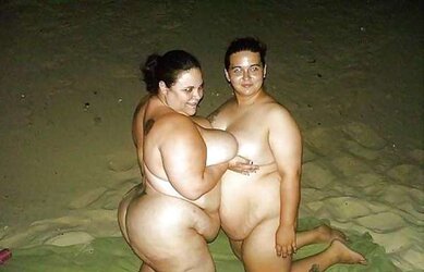REAL PLUMPER Girly-Girl Duo On The Beach