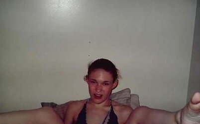Amateurs stretch flashing labia and soles