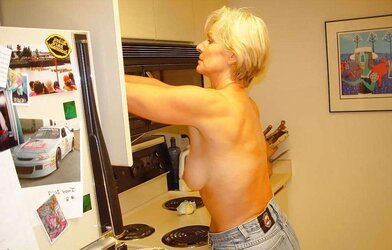 Justine a mature blond complying breakfast