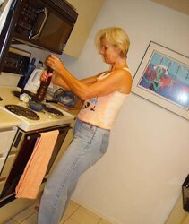 Justine a mature blond complying breakfast