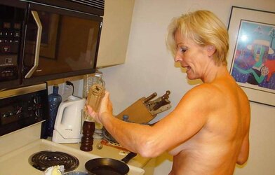 Justine a mature blond complying breakfast