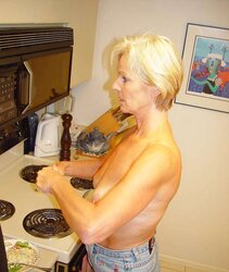 Justine a mature blond complying breakfast