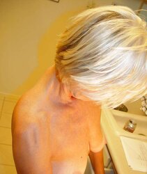 Justine a mature blond complying breakfast