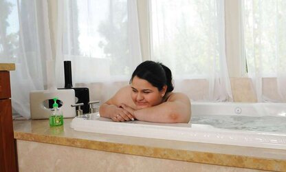 PLUMPER Frauen mit grossen Bruesten im Bad unter der Dusche