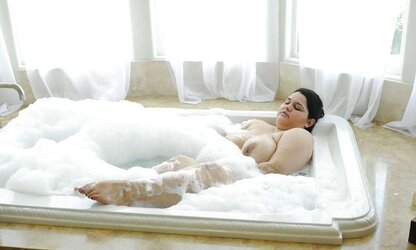 PLUMPER Frauen mit grossen Bruesten im Bad unter der Dusche