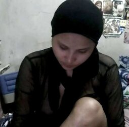 HIJAB BITCH ON WEBCAM