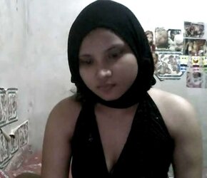 HIJAB BITCH ON WEBCAM
