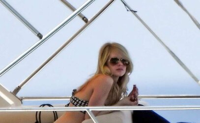 Avril Lavigne bathing suit again in St Tropez