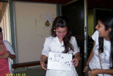 Teenagers felices festejando graduacion