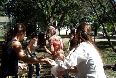 Teenagers felices festejando graduacion
