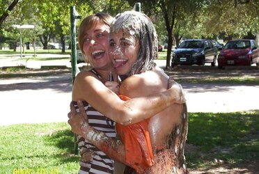 Teenagers felices festejando graduacion