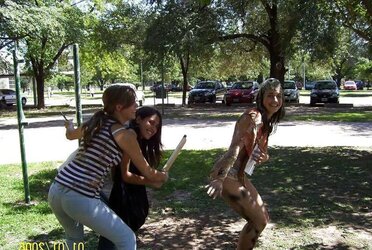 Teenagers felices festejando graduacion