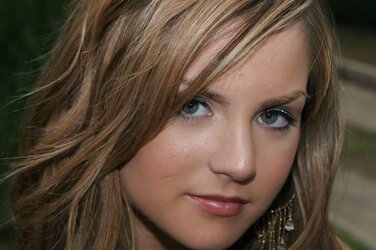 JoJo Levesque Zoomed In Photos