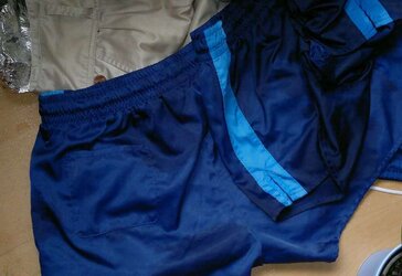 Blaue Adidas Bundeswehr cut-offs
