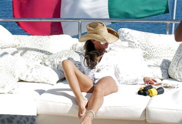 Victoria Beckham - Scorching Gams