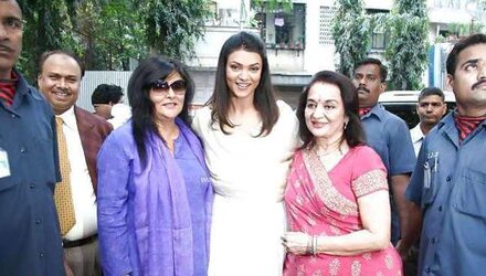 ASHA PAREKH AMPLE GRANNY ARSE