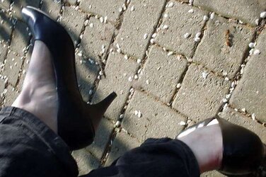 Mit schwarzen Pumps raus in die Sonne