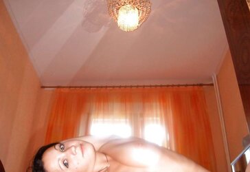 Her Homemade Pictures : Brown-Haired brief set