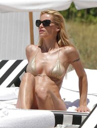 Michelle Hunziker uber-sexy FRESH Bathing Suit Pictures