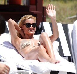 Michelle Hunziker uber-sexy FRESH Bathing Suit Pictures