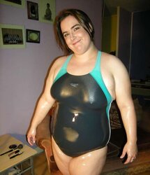 PLUMPER in BIKINI