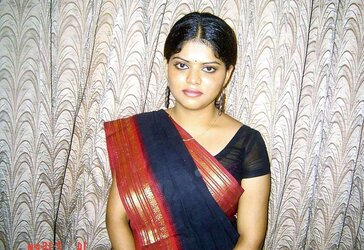 Neha nair in Ebony Saree bare photos