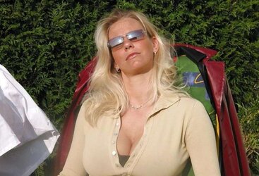 Cleavages, decolletes, downblouse,