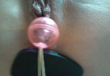 Meine geilen Loecher habe ich gestopft mit Kugeln und Ass-Plug