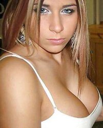 Ohne BH stripped to the waist